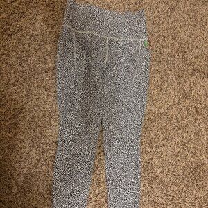 Athleta Salutation Stash Pocket Textured 7/8 Tight Small Cheetah Print Ankle
